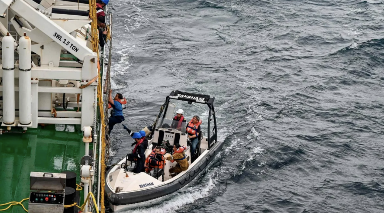 MSC一箱船沉没!装有危险品! MSC一箱船沉没!装有危险品!