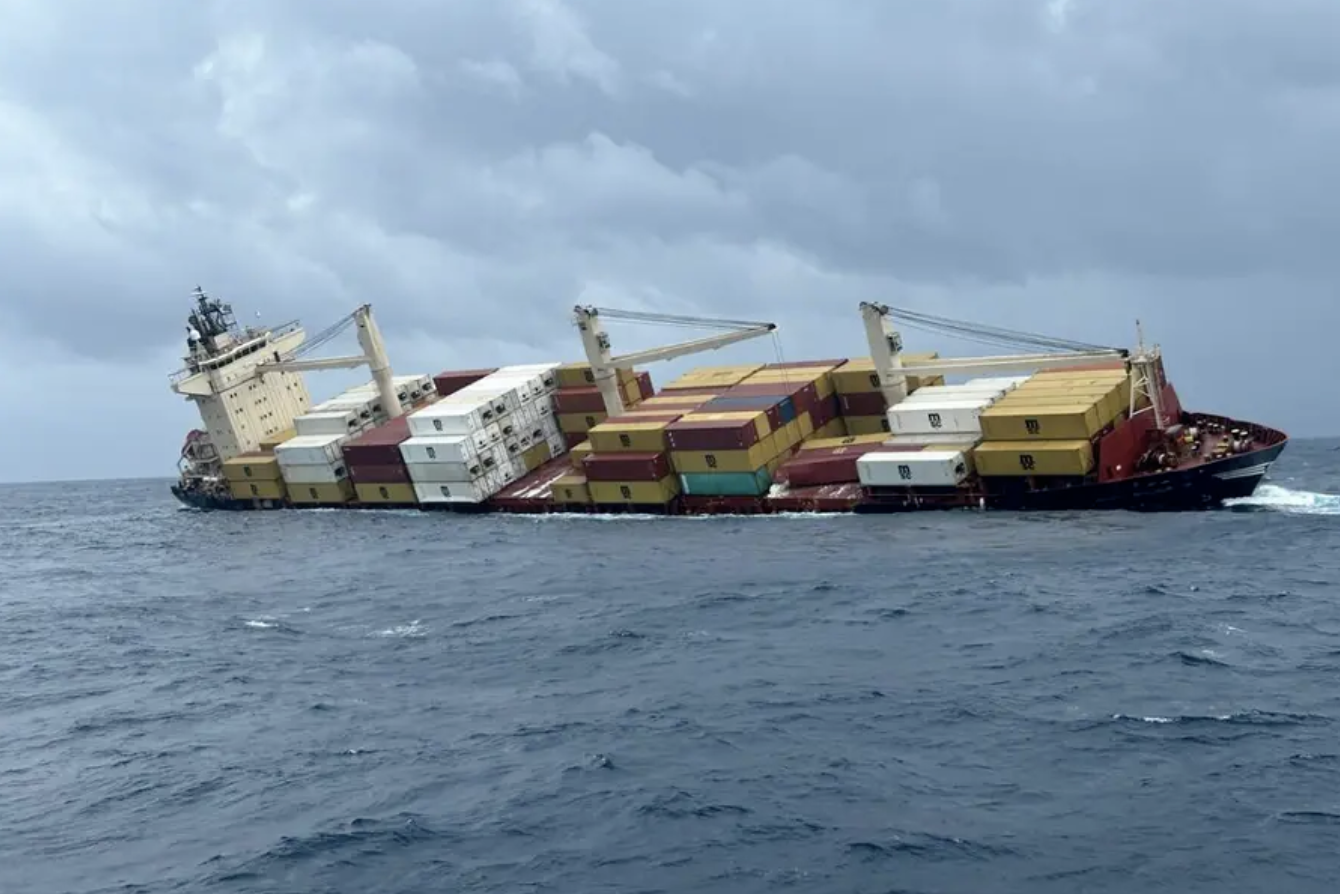 MSC一箱船沉没!装有危险品! MSC一箱船沉没!装有危险品!