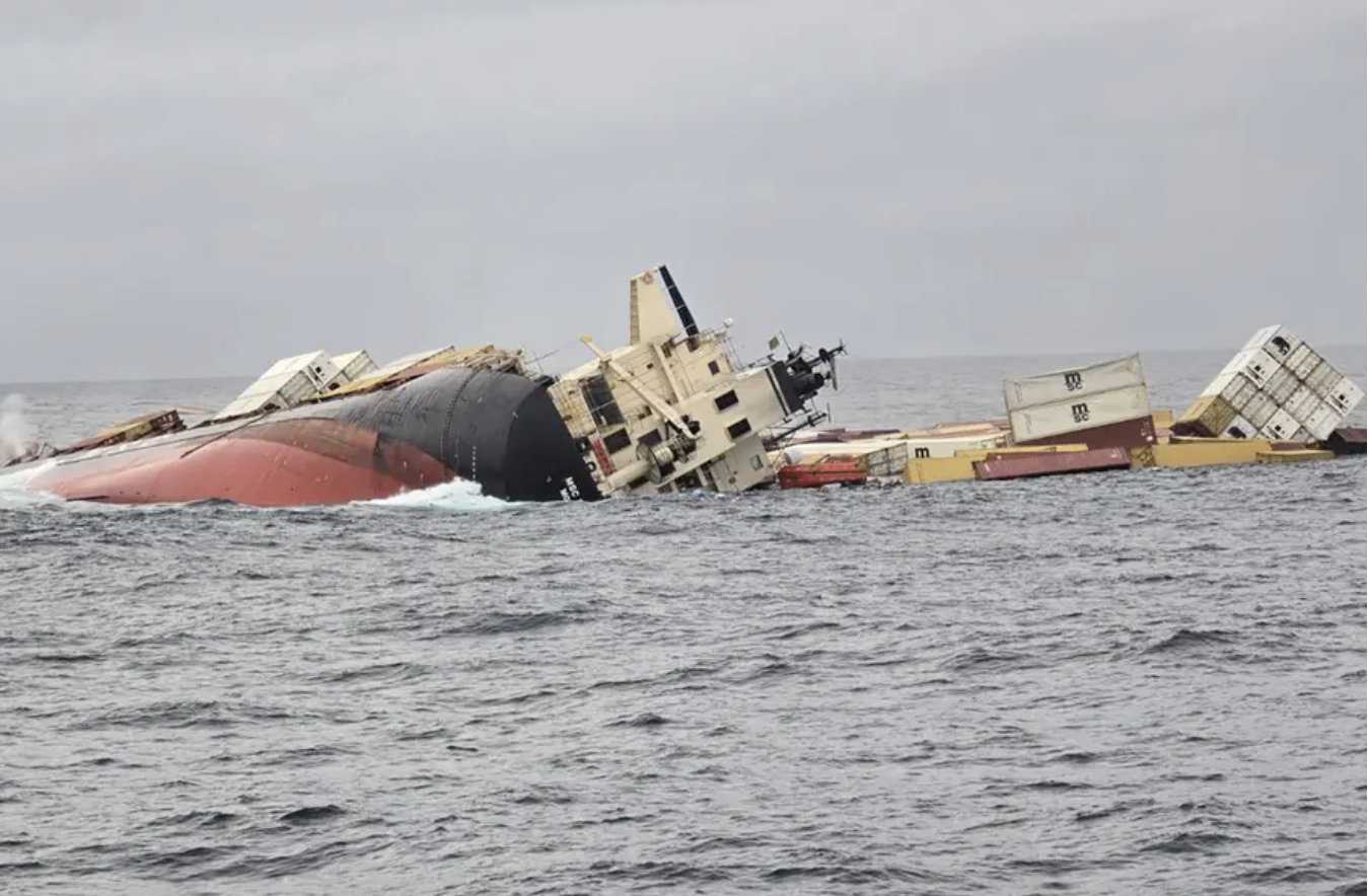 MSC一箱船沉没!装有危险品! MSC一箱船沉没!装有危险品!