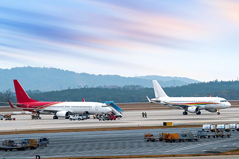 出口美国空运专线航线怎么选？直达航线vs中转航线优劣分析